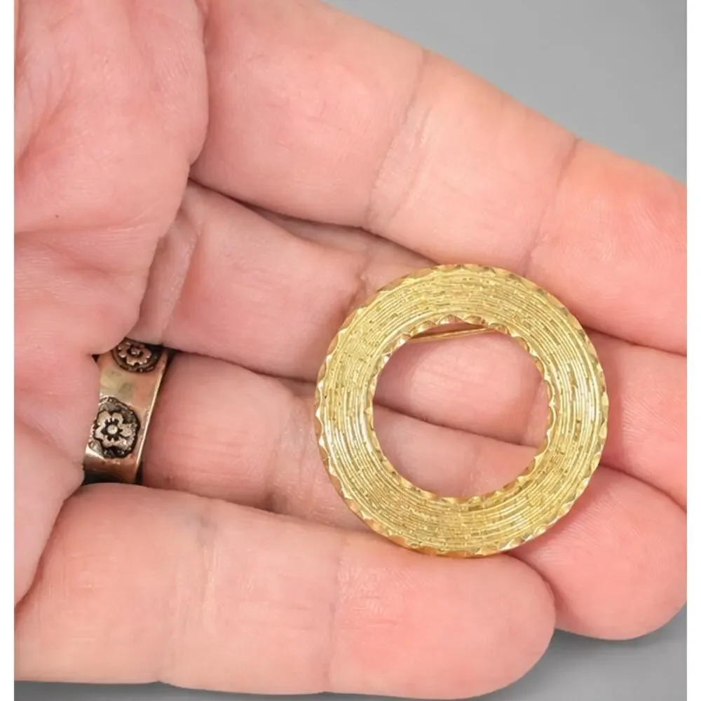 Vintage Circle Wreath Brooch Pin 1.25” Textured Gold-tone Unisex Simple go26